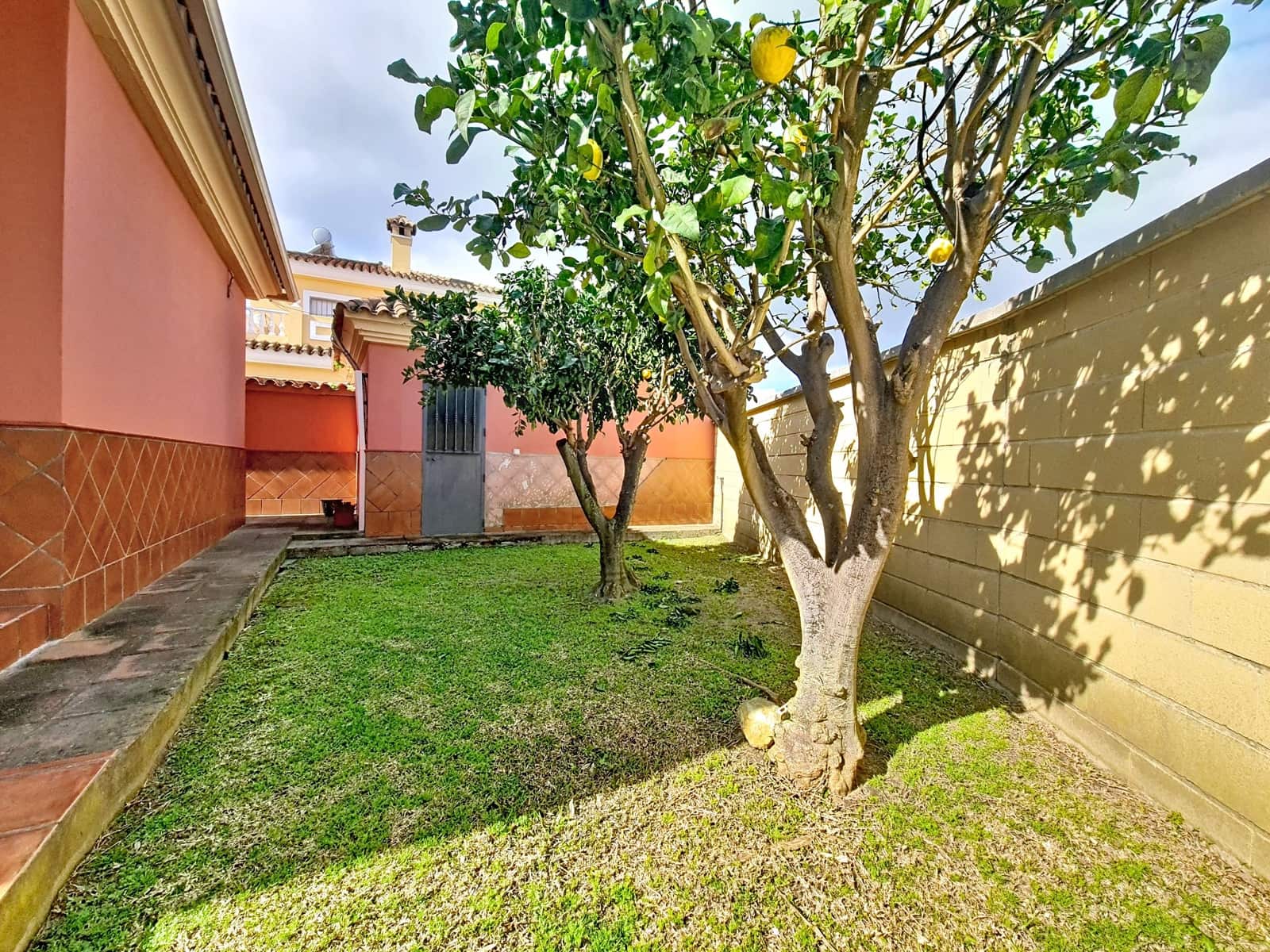 6 soveværelse Villa til salg i Cadiz by med garage - € 475.000 (Ref: 9991000)