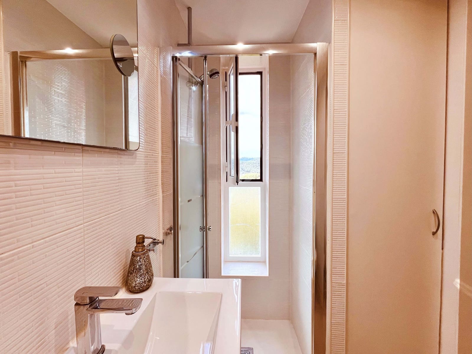 1 slaapkamer Appartement te koop in Barcelona stad met zwembad - € 249.000 (Ref: 9991010)