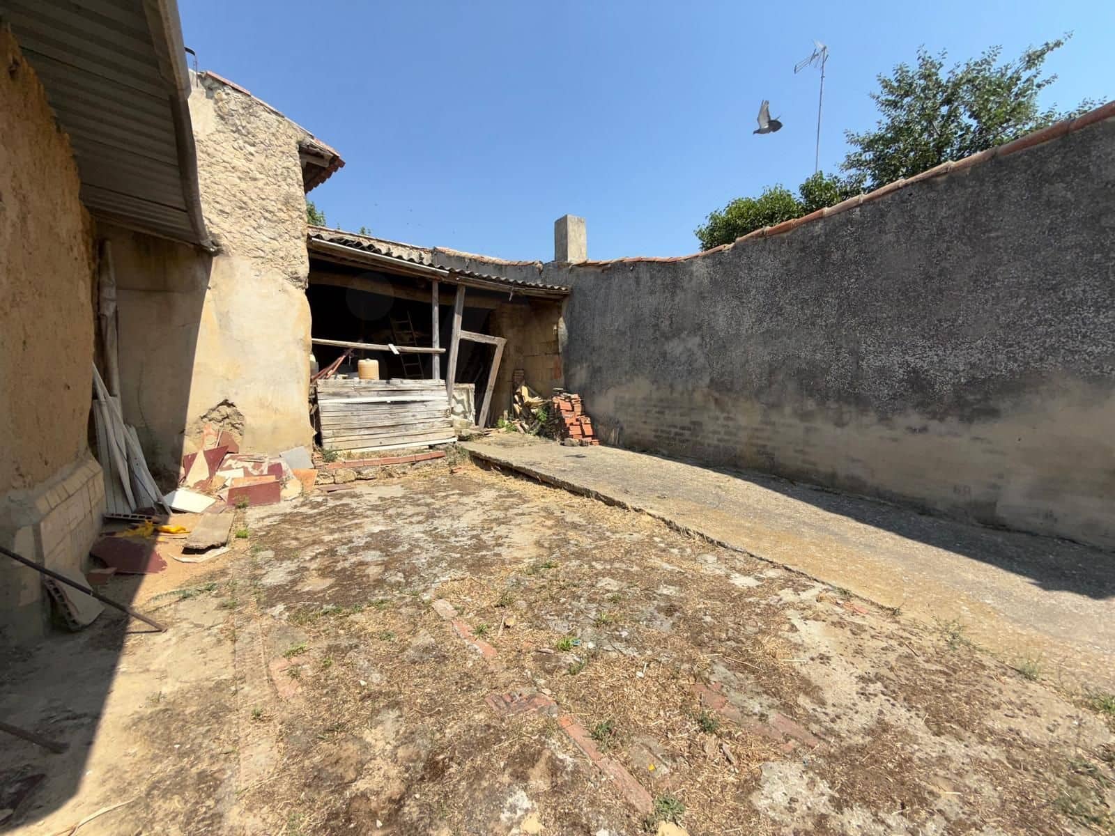 3 bedroom Townhouse for sale in Valladolid city with garage - € 47,000 (Ref: 9991023)
