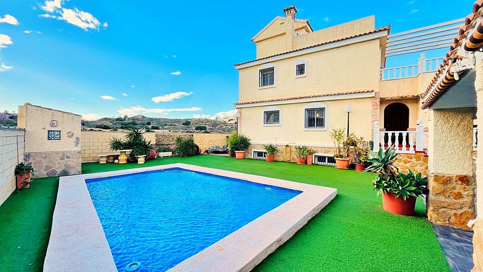 4 soveværelse Villa til salg i Monforte del Cid med swimmingpool garage - € 396.000 (Ref: 9991034)