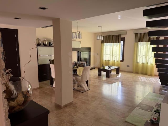 3 soverom Hus til salgs i Huelva by med garasje - € 350 000 (Ref: 9991053)