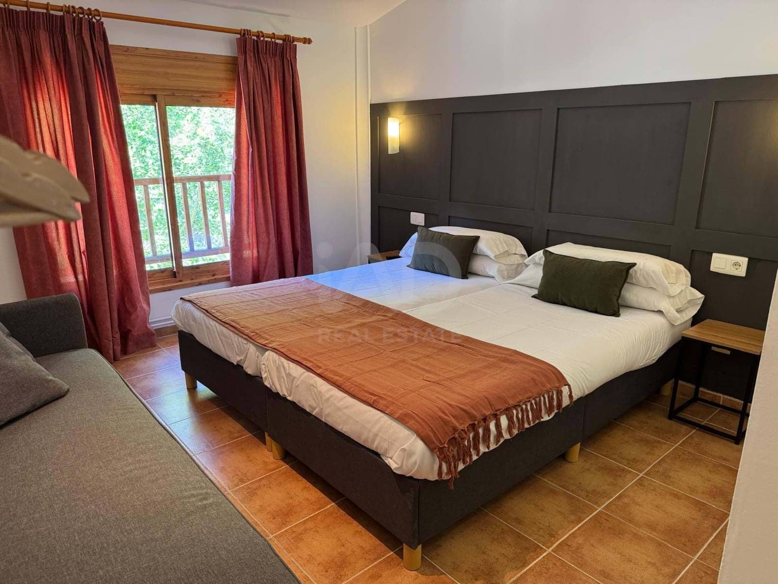 Commercial for sale in Girona city - € 3,500,000 (Ref: 9991066)