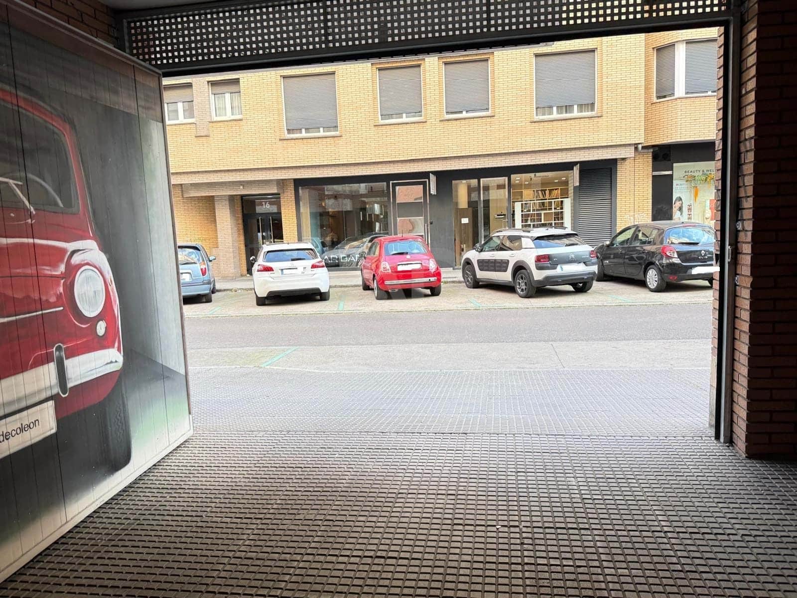 Autotalli myytävänä paikassa Leon kaupunki - 25 000 € (Ref: 9991069)