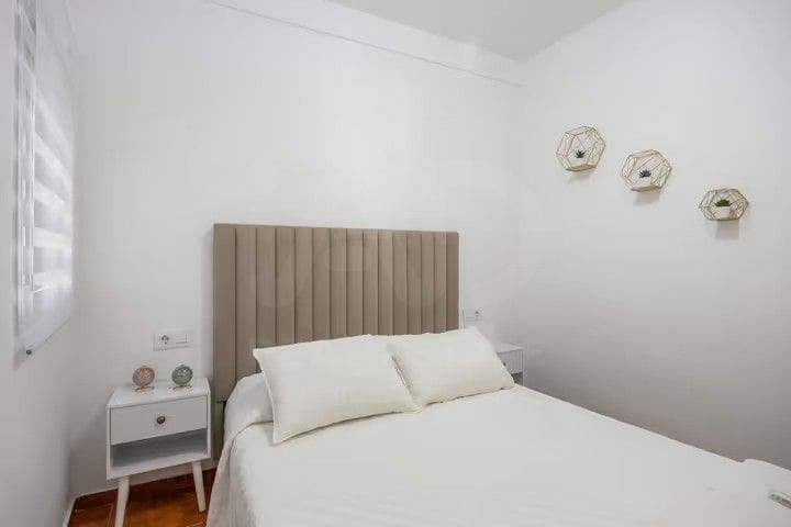 2 bedroom Apartment for sale in Cadiz city - € 190,000 (Ref: 9991070)
