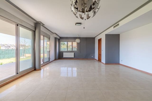 5 slaapkamer Villa te koop in Cáceres stad met garage - € 765.000 (Ref: 9991103)