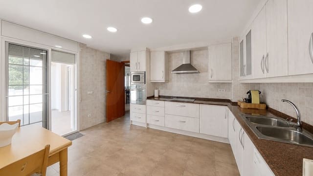 5 soverom Villa til salgs i Roda de Barà med garasje - € 460 000 (Ref: 9991147)