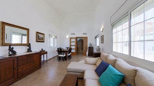 5 soverom Villa til salgs i Roda de Barà med garasje - € 460 000 (Ref: 9991147)