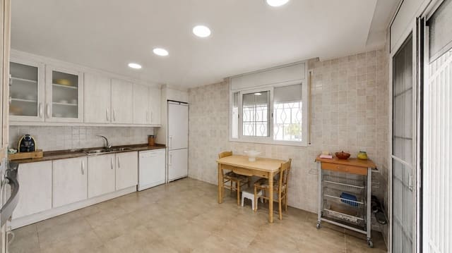 5 soverom Villa til salgs i Roda de Barà med garasje - € 460 000 (Ref: 9991147)