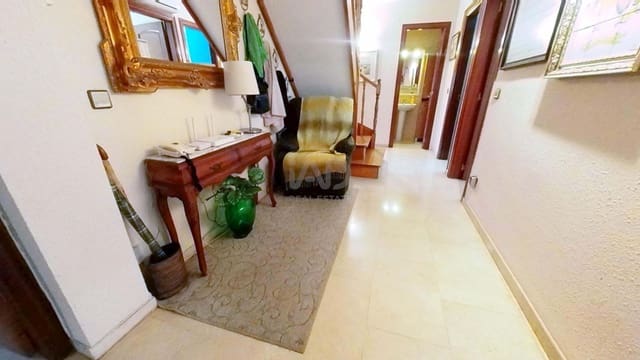 5 soveværelse Byhus til salg i Tarragona by med swimmingpool garage - € 299.000 (Ref: 9991153)