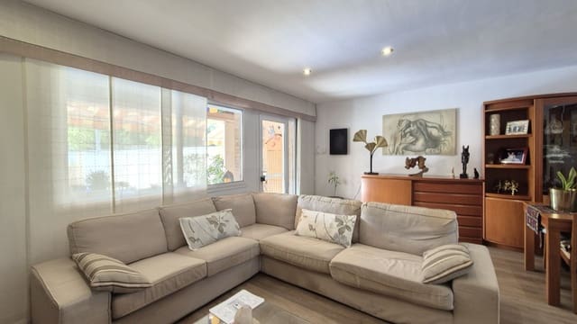 Hus til salgs i El Vendrell med svømmebasseng garasje - € 420 000 (Ref: 9991155)
