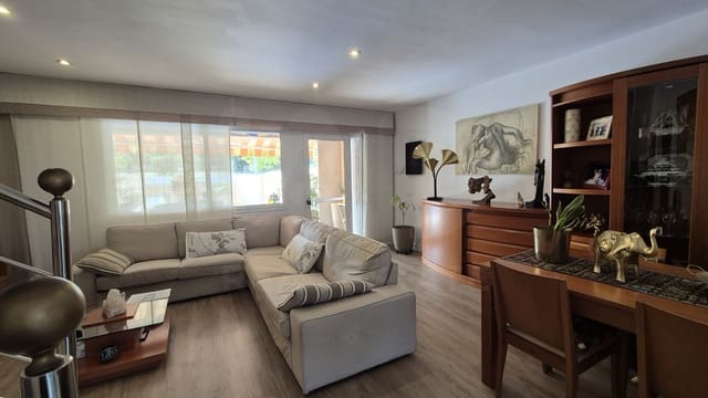 Hus til salgs i El Vendrell med svømmebasseng garasje - € 420 000 (Ref: 9991155)