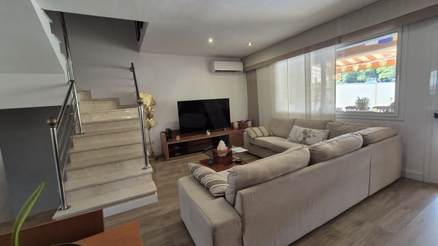 Hus til salgs i El Vendrell med svømmebasseng garasje - € 420 000 (Ref: 9991155)