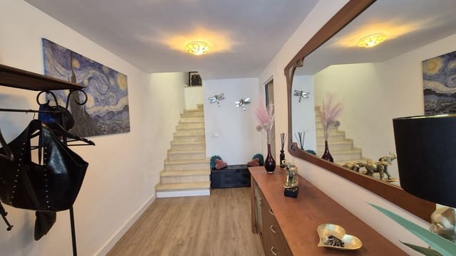 Hus til salgs i El Vendrell med svømmebasseng garasje - € 420 000 (Ref: 9991155)