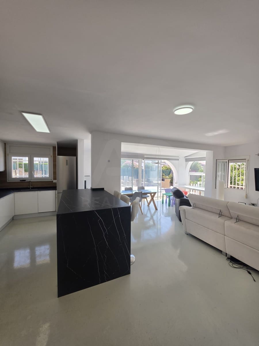 4 soverom Villa til salgs i Calafat med garasje - € 420 000 (Ref: 9991157)