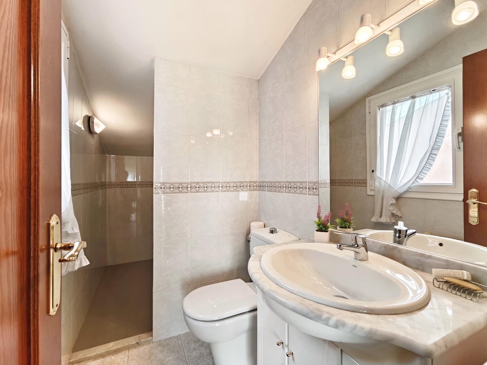 5 Zimmer Haus zu verkaufen in Barcelona Stadt mit Garage - 990.000 € (Ref: 9991171)
