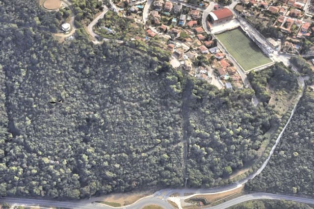 Ubebygd land til salgs i Barcelona by - € 295 000 (Ref: 9991173)