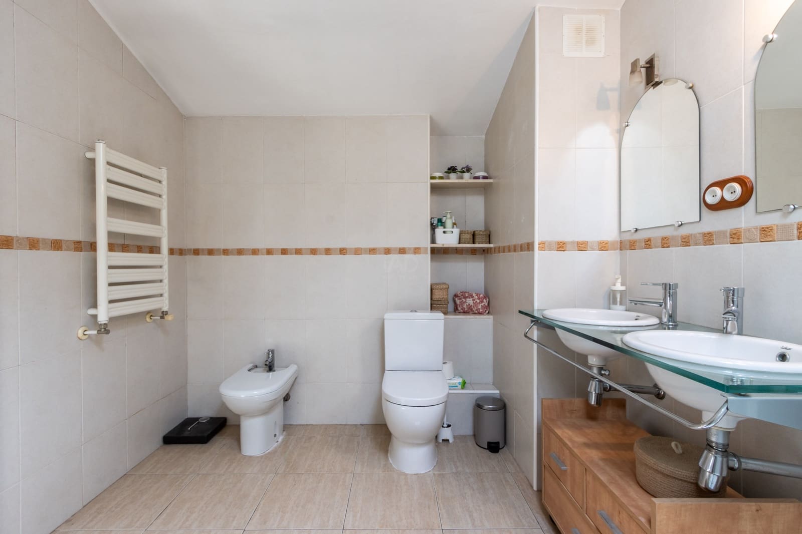 4 makuuhuone Rivitalo myytävänä paikassa Barcelona kaupunki mukana 
autotalli - 319 000 € (Ref: 9991180)