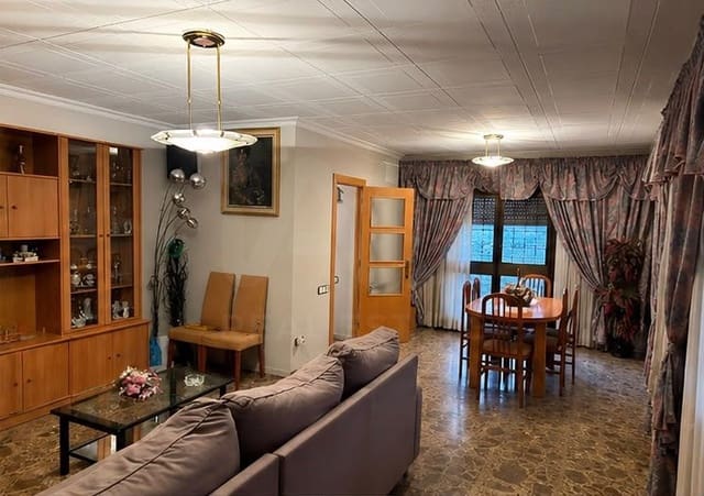 8 quarto Casa em Banda para venda em Terrassa com garagem - 475 000 € (Ref: 9991181)