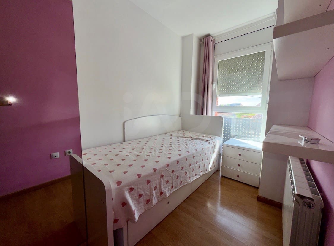 5 bedroom Terraced Villa for sale in Lleida city with garage - € 248,000 (Ref: 9991195)