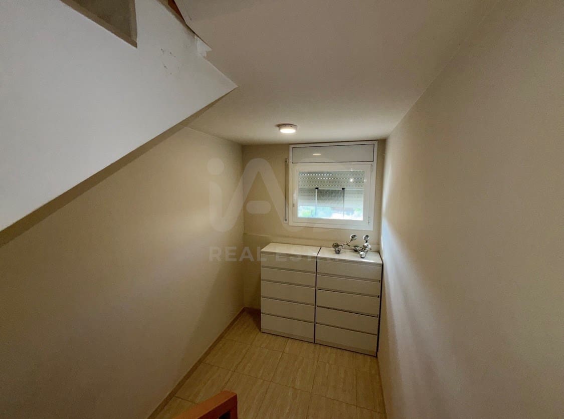 5 bedroom Terraced Villa for sale in Lleida city with garage - € 248,000 (Ref: 9991195)