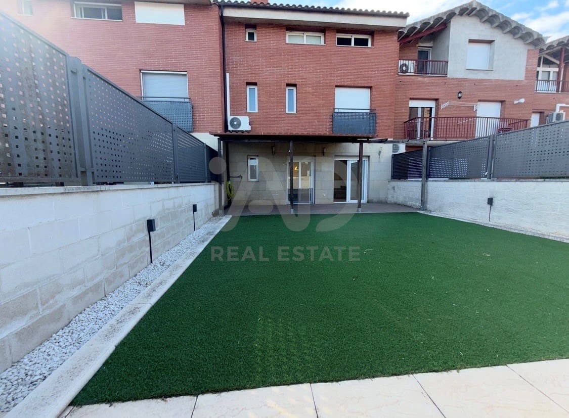 5 bedroom Terraced Villa for sale in Lleida city with garage - € 248,000 (Ref: 9991195)