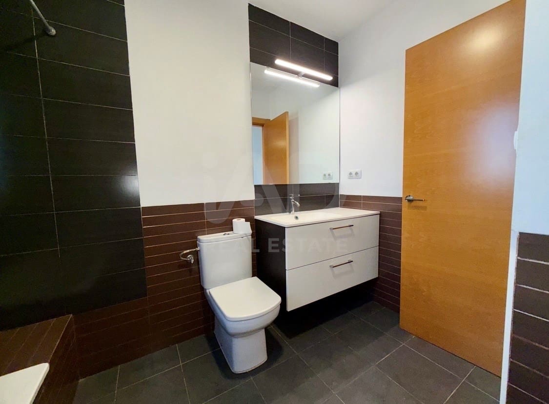 5 bedroom Terraced Villa for sale in Lleida city with garage - € 248,000 (Ref: 9991195)