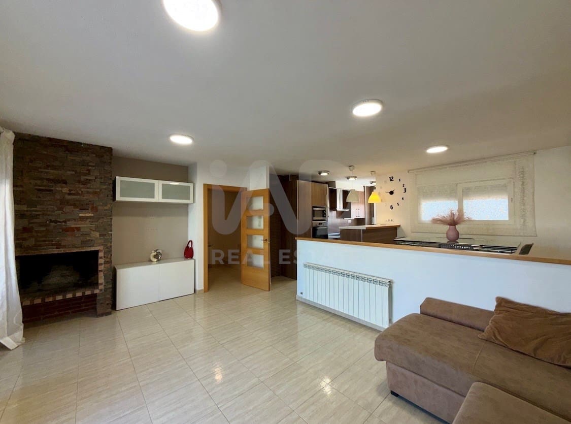 5 bedroom Terraced Villa for sale in Lleida city with garage - € 248,000 (Ref: 9991195)