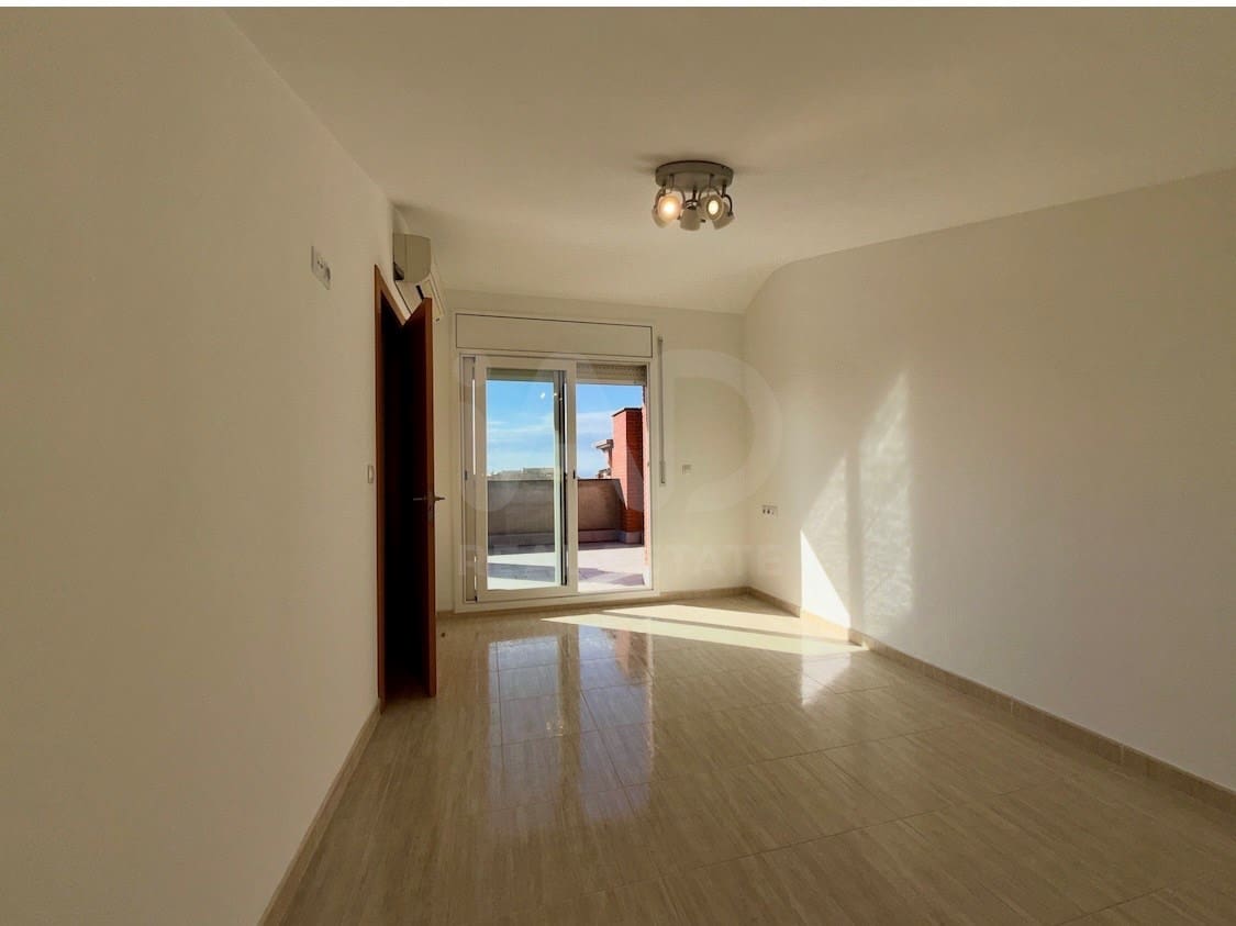 5 bedroom Terraced Villa for sale in Lleida city with garage - € 248,000 (Ref: 9991195)