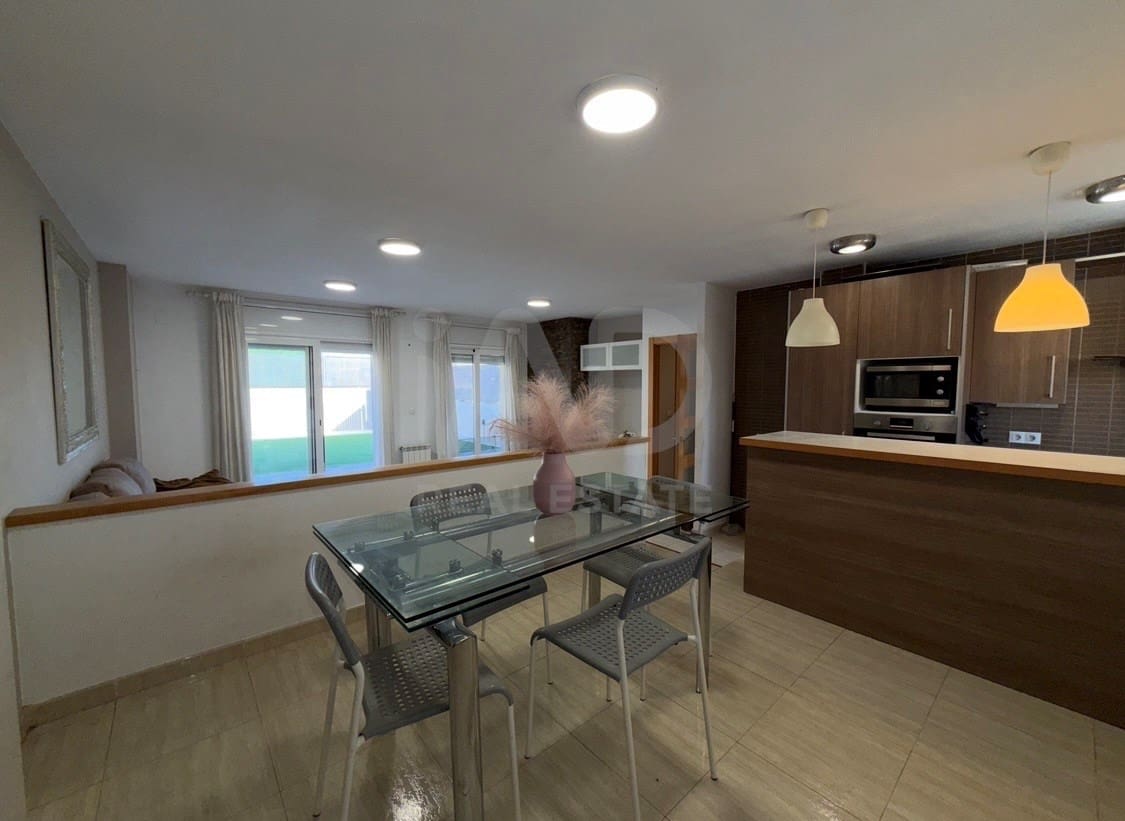 5 bedroom Terraced Villa for sale in Lleida city with garage - € 248,000 (Ref: 9991195)