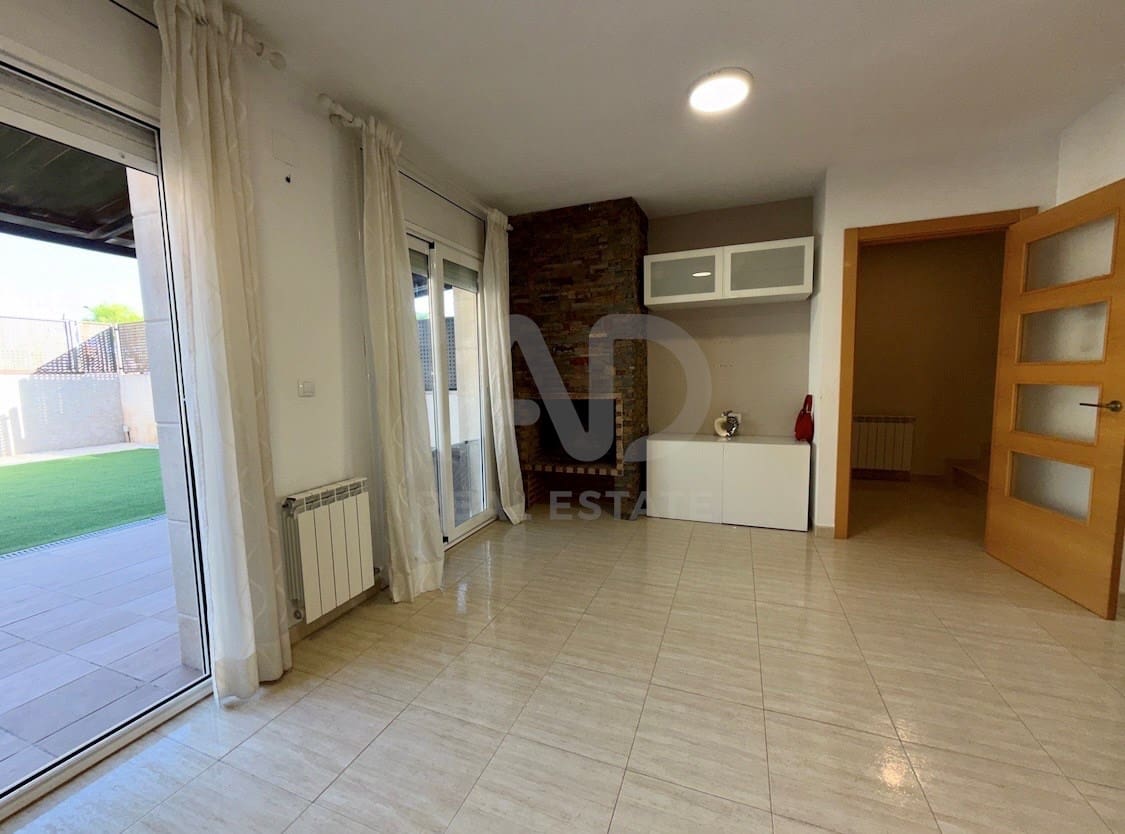 5 bedroom Terraced Villa for sale in Lleida city with garage - € 248,000 (Ref: 9991195)