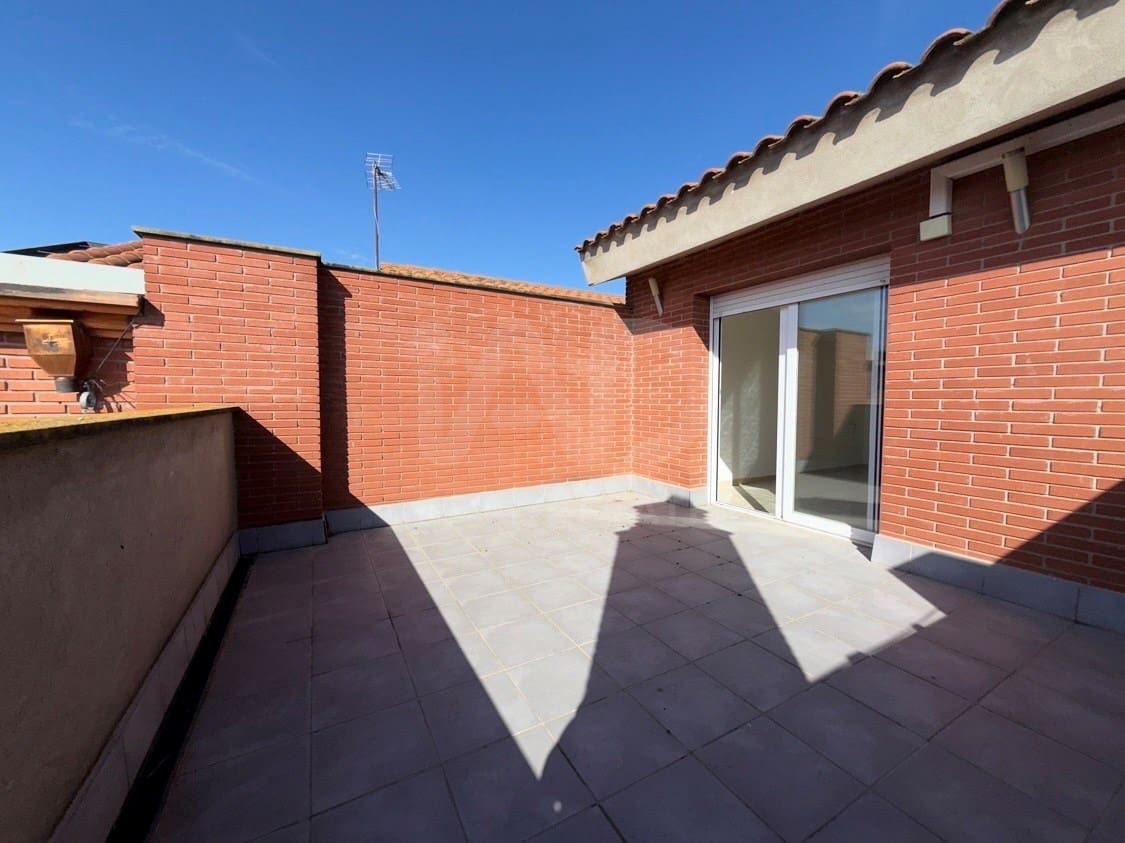 5 bedroom Terraced Villa for sale in Lleida city with garage - € 248,000 (Ref: 9991195)