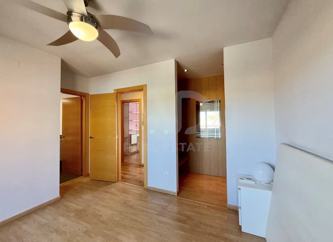 5 bedroom Terraced Villa for sale in Lleida city with garage - € 248,000 (Ref: 9991195)
