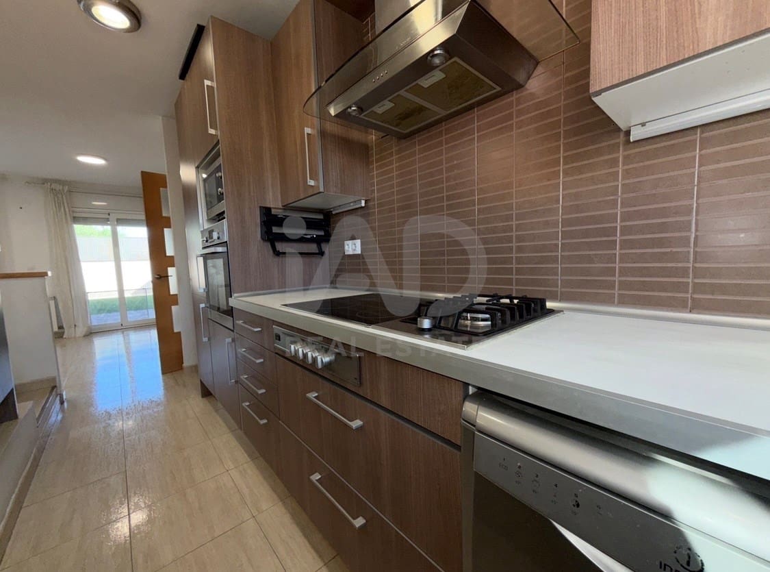 5 bedroom Terraced Villa for sale in Lleida city with garage - € 248,000 (Ref: 9991195)