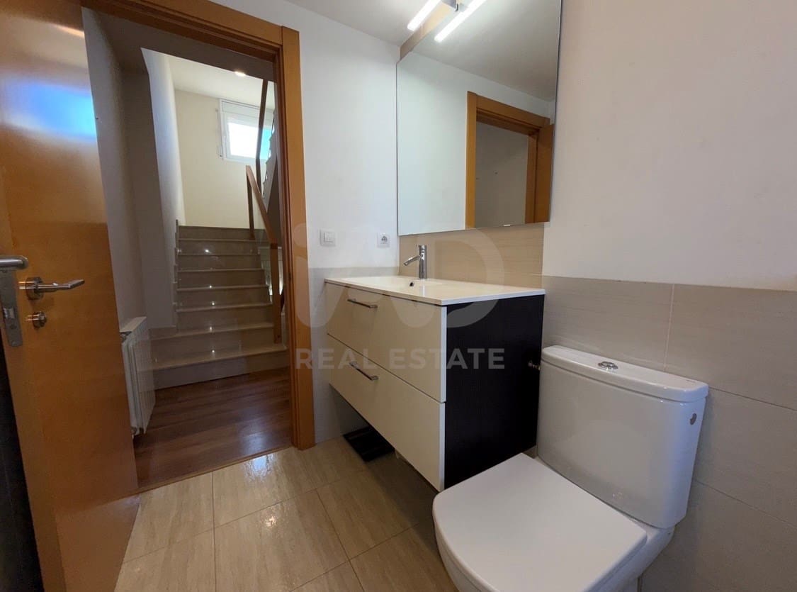 5 bedroom Terraced Villa for sale in Lleida city with garage - € 248,000 (Ref: 9991195)