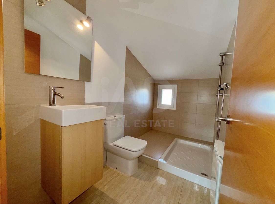 5 bedroom Terraced Villa for sale in Lleida city with garage - € 248,000 (Ref: 9991195)