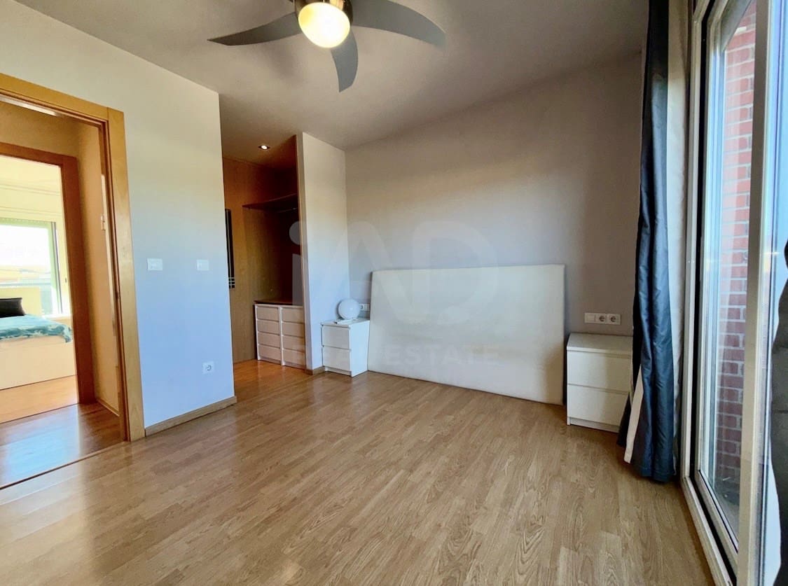 5 bedroom Terraced Villa for sale in Lleida city with garage - € 248,000 (Ref: 9991195)