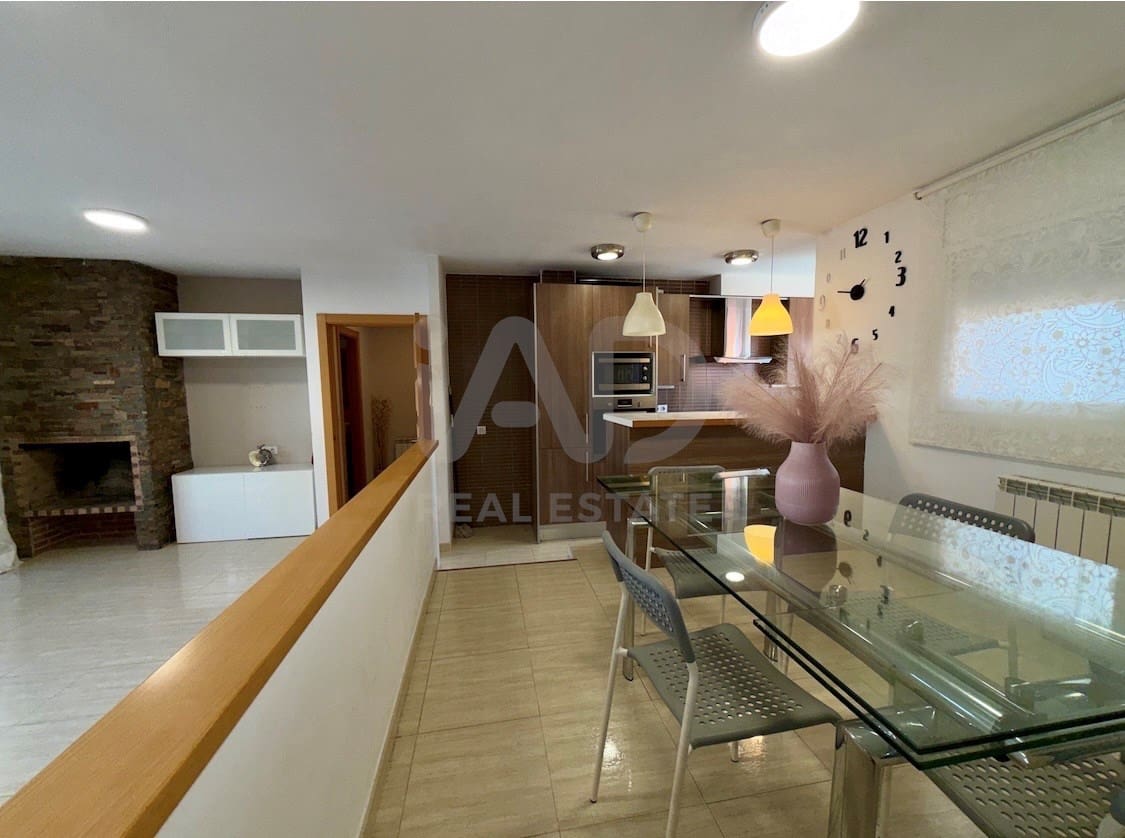 5 bedroom Terraced Villa for sale in Lleida city with garage - € 248,000 (Ref: 9991195)
