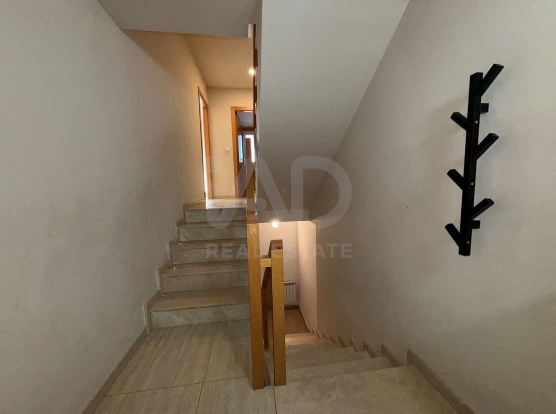 5 bedroom Terraced Villa for sale in Lleida city with garage - € 248,000 (Ref: 9991195)