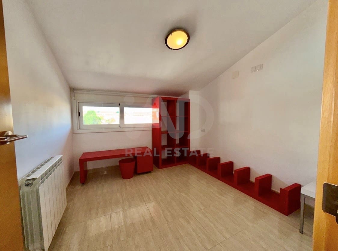 5 bedroom Terraced Villa for sale in Lleida city with garage - € 248,000 (Ref: 9991195)