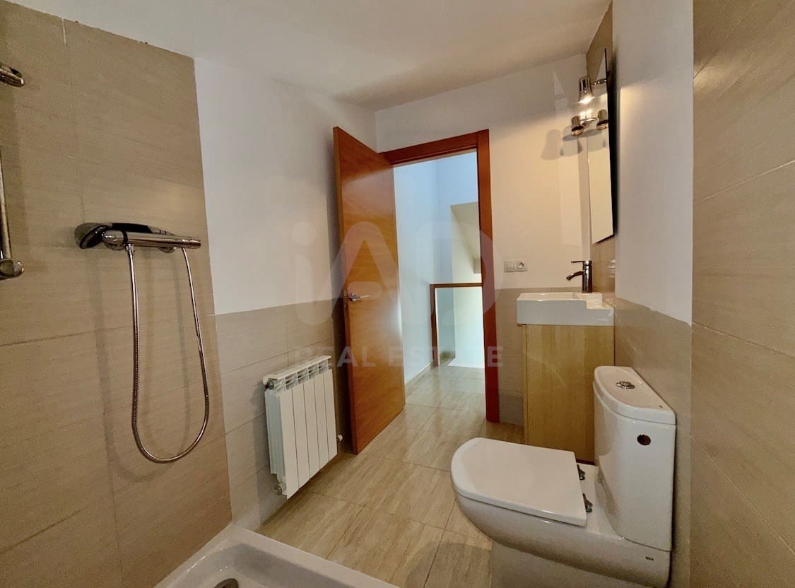 5 bedroom Terraced Villa for sale in Lleida city with garage - € 248,000 (Ref: 9991195)