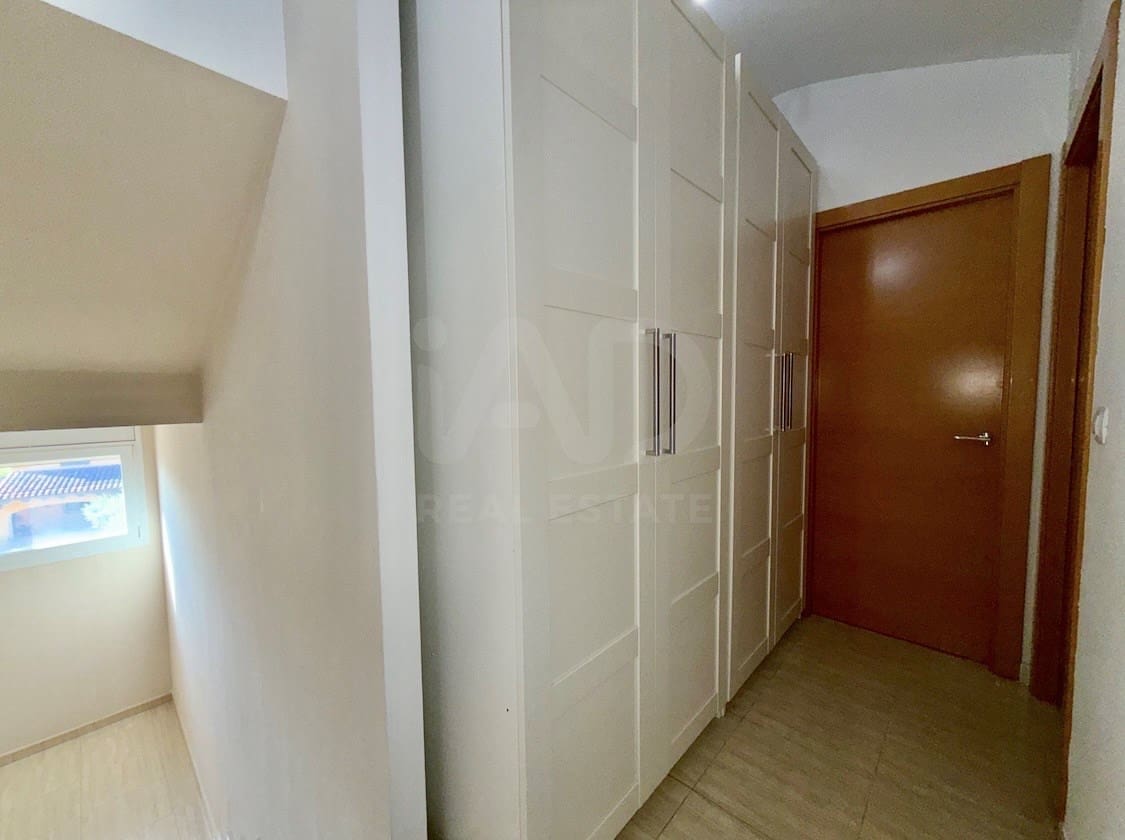 5 bedroom Terraced Villa for sale in Lleida city with garage - € 248,000 (Ref: 9991195)