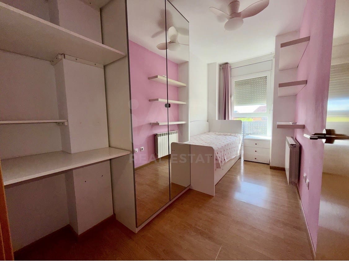 5 bedroom Terraced Villa for sale in Lleida city with garage - € 248,000 (Ref: 9991195)