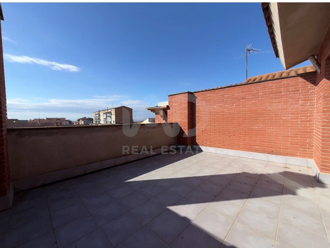 5 bedroom Terraced Villa for sale in Lleida city with garage - € 248,000 (Ref: 9991195)