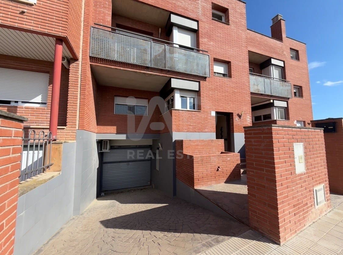 5 bedroom Terraced Villa for sale in Lleida city with garage - € 248,000 (Ref: 9991195)