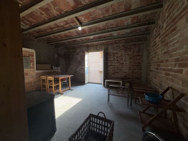 Rekkehus til salgs i Lleida by med garasje - € 51 500 (Ref: 9991201)