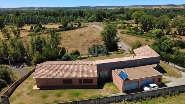 5 slaapkamer Villa te koop in León stad met garage - € 465.000 (Ref: 9991203)