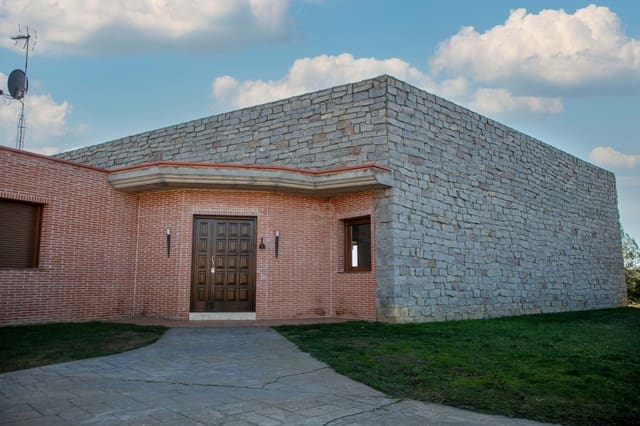 5 slaapkamer Villa te koop in León stad met garage - € 465.000 (Ref: 9991203)