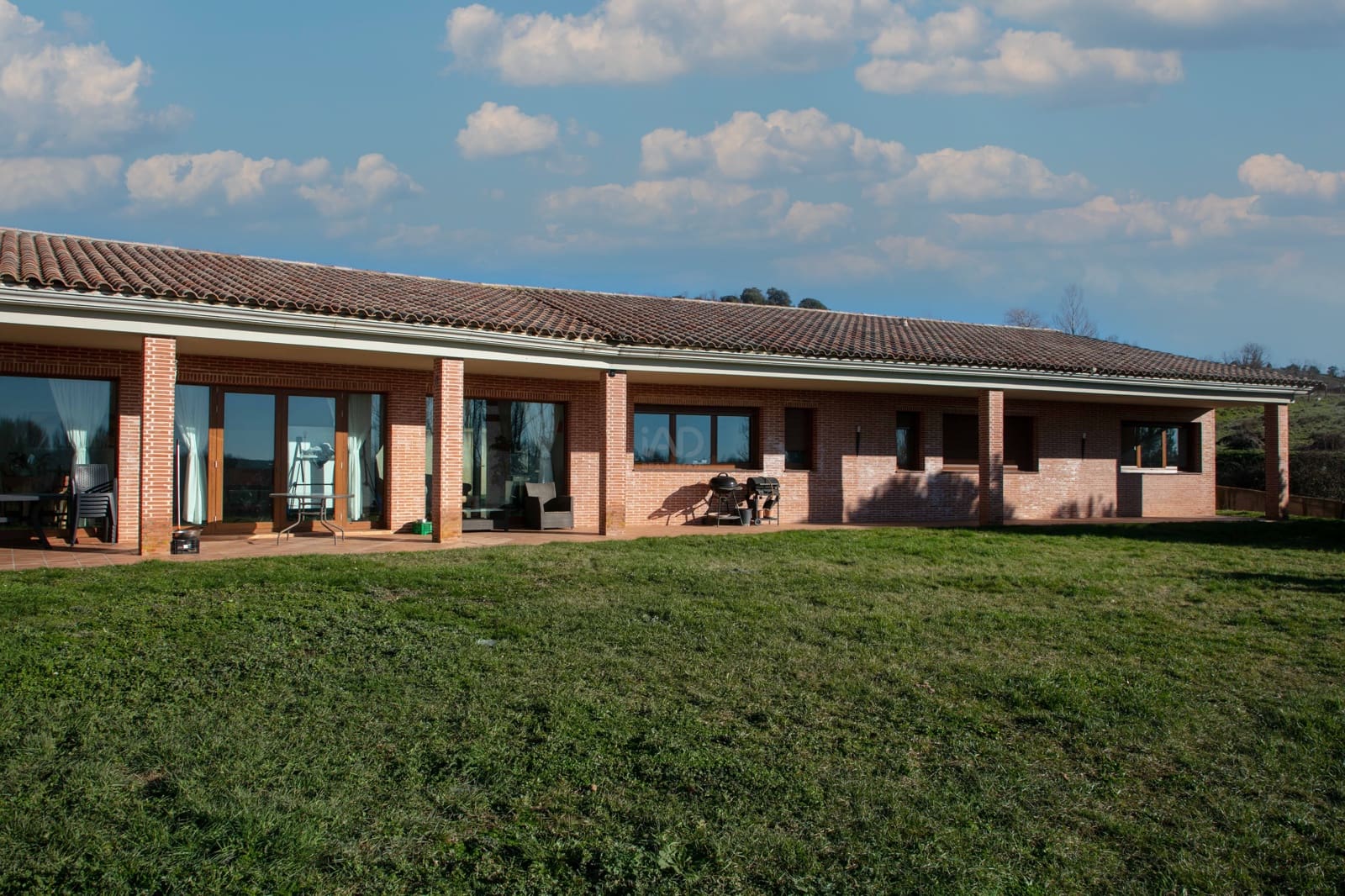 5 slaapkamer Villa te koop in Leon stad met garage - € 465.000 (Ref: 9991203)