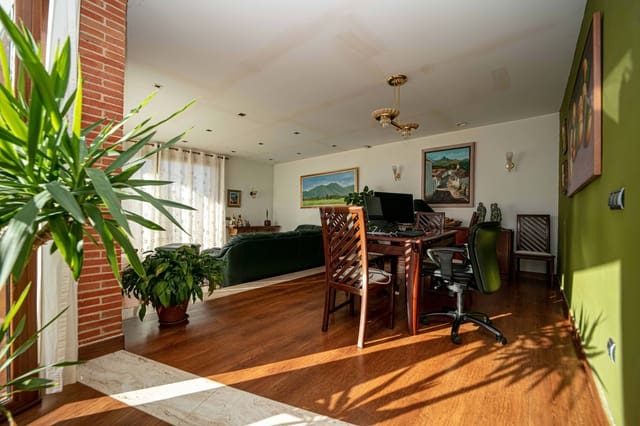 5 slaapkamer Villa te koop in León stad met garage - € 465.000 (Ref: 9991203)