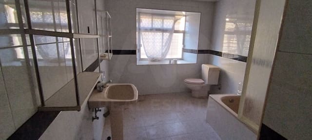 5 bedroom Townhouse for sale in Salamanca city - € 95,000 (Ref: 9991245)